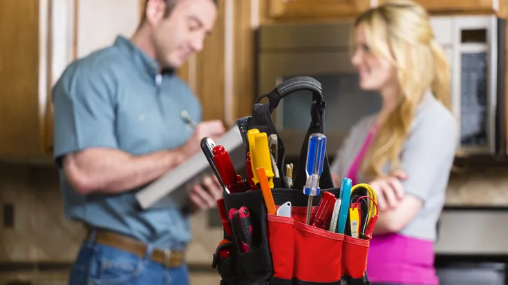 Vakman aan het werk — reparatie aan huis